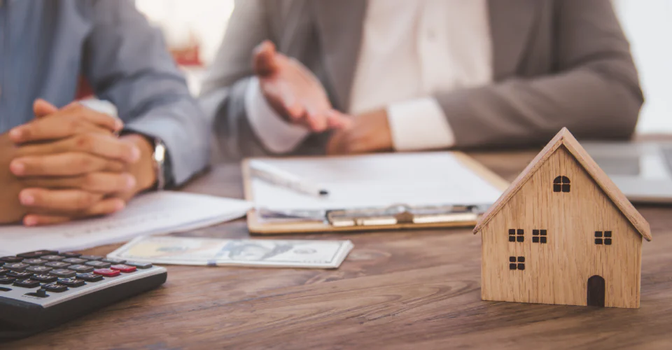 appraiser explaining the contract to his client